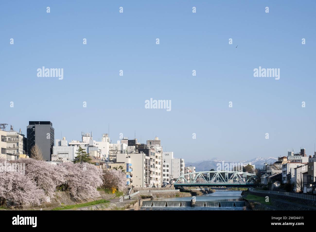 Vue depuis le pont Saigawa-Ōhashi, Kanazawa, district d'Ishikawa, Japon Banque D'Images