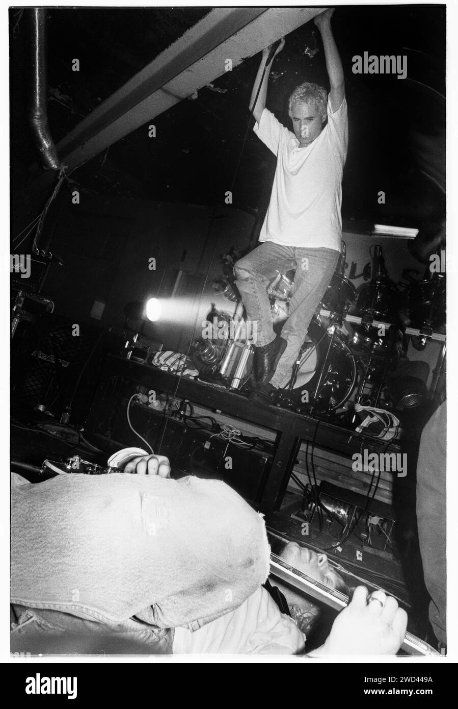 Le chanteur Josephmary et le guitariste Garret Jacknife Lee du groupe punk Compulsion jouent au Bristol Bierkeller Room le 20 mai 1994. Photo : Rob Watkins. INFO : Compulsion, un groupe de rock alternatif irlandais des années 90. Fusionnant influences punk et grunge, leur son énergique a attiré l'attention, en particulier avec l'album 'Consolter'. Bien que de courte durée, Compulsion a laissé une marque sur la scène musicale alternative. Banque D'Images