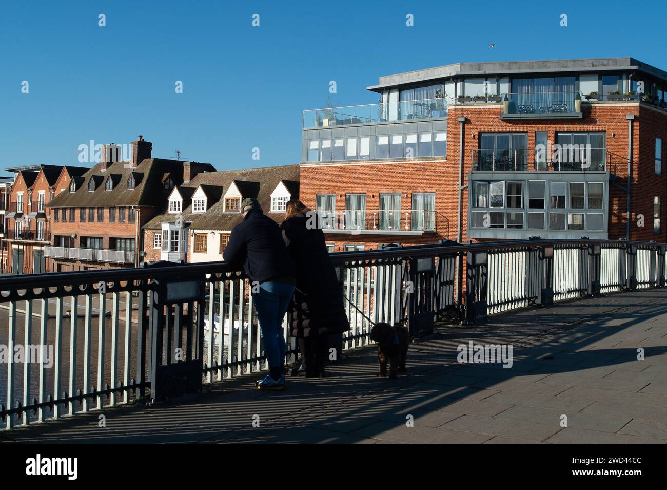 Eton, Windsor, Berkshire, Royaume-Uni. 18 janvier 2024. Il faisait une journée très froide mais ensoleillée à Eton, Berkshire aujourd'hui. Les températures devraient chuter à -5 degrés ce soir. Crédit : Maureen McLean/Alamy Banque D'Images