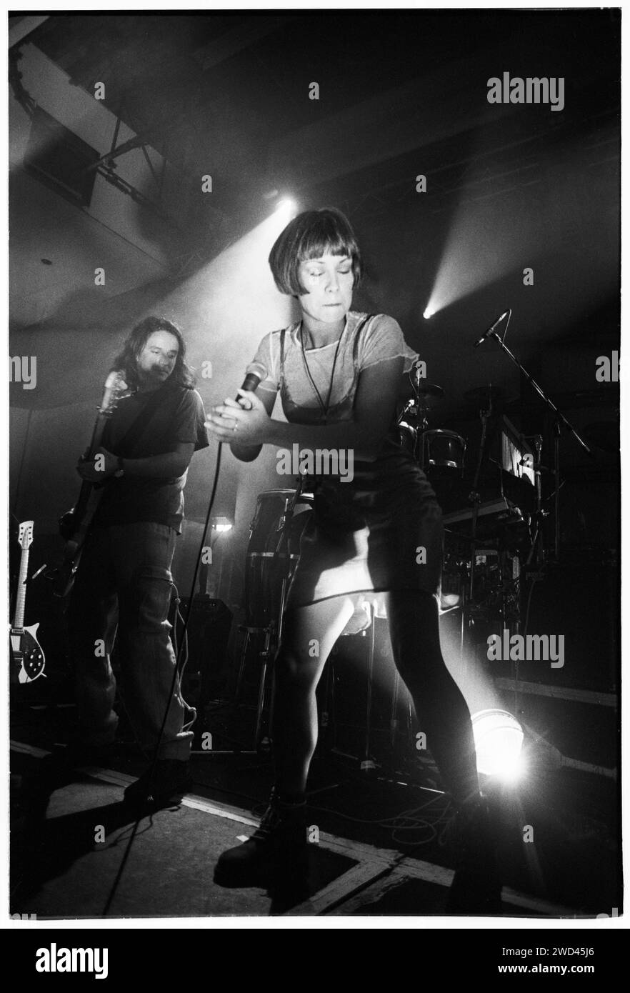REPUBLICA, PREMIÈRE TOURNÉE, 1994 : un très jeune Saffron du groupe Republica jouant lors de leur première tournée au Cardiff University terminal à Cardiff, pays de Galles, le 3 septembre 1994. Photo : Rob Watkins. INFO : Republica, un groupe de rock alternatif britannique formé au milieu des années 90, a gagné en renommée avec des tubes comme Ready to Go. Menés par la voix dynamique de Saffron, leur son énergique fusionne rock et éléments électroniques. Banque D'Images