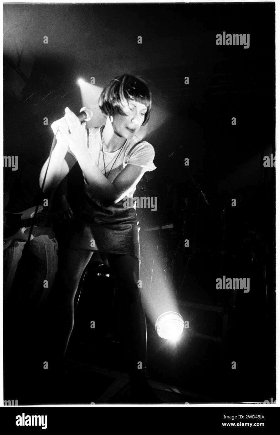 REPUBLICA, PREMIÈRE TOURNÉE, 1994 : un très jeune Saffron du groupe Republica jouant lors de leur première tournée au Cardiff University terminal à Cardiff, pays de Galles, le 3 septembre 1994. Photo : Rob Watkins. INFO : Republica, un groupe de rock alternatif britannique formé au milieu des années 90, a gagné en renommée avec des tubes comme Ready to Go. Menés par la voix dynamique de Saffron, leur son énergique fusionne rock et éléments électroniques. Banque D'Images