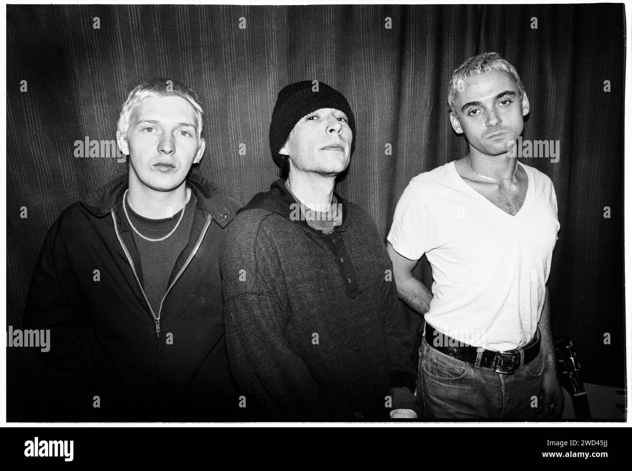 Le groupe de punk S*M*A*S*H (SMASH) a photographié les coulisses à Newport TJS, Royaume-Uni, le 13 octobre 1994. Photo : Rob Watkins. INFO : SMASH, un groupe de punk britannique des années 90, a adopté l'éthique DIY. Leur son énergique, alimenté par des paroles politiquement chargées, a trouvé la suite. Des hymnes comme « Je veux tuer quelqu'un » et « honte » ont capturé l'esprit rebelle de la scène punk pendant leurs années actives. Banque D'Images