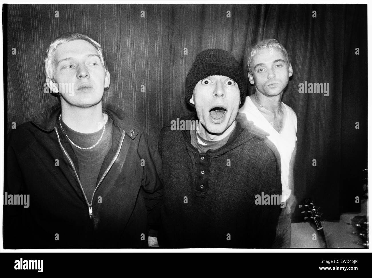 Le groupe de punk S*M*A*S*H (SMASH) a photographié les coulisses à Newport TJS, Royaume-Uni, le 13 octobre 1994. Photo : Rob Watkins. INFO : SMASH, un groupe de punk britannique des années 90, a adopté l'éthique DIY. Leur son énergique, alimenté par des paroles politiquement chargées, a trouvé la suite. Des hymnes comme « Je veux tuer quelqu'un » et « honte » ont capturé l'esprit rebelle de la scène punk pendant leurs années actives. Banque D'Images