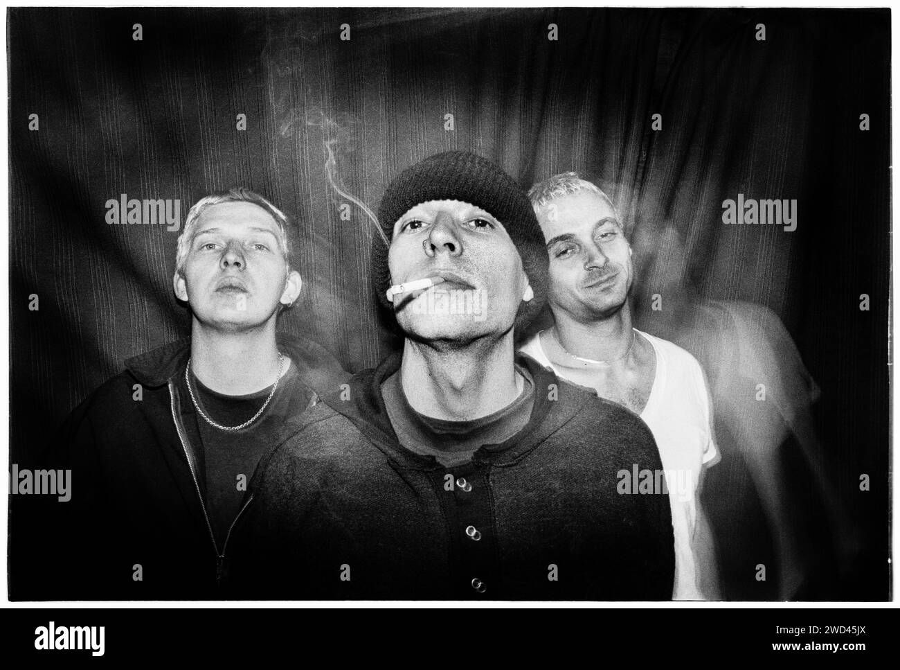 Le groupe de punk S*M*A*S*H (SMASH) a photographié les coulisses à Newport TJS, Royaume-Uni, le 13 octobre 1994. Photo : Rob Watkins. INFO : SMASH, un groupe de punk britannique des années 90, a adopté l'éthique DIY. Leur son énergique, alimenté par des paroles politiquement chargées, a trouvé la suite. Des hymnes comme « Je veux tuer quelqu'un » et « honte » ont capturé l'esprit rebelle de la scène punk pendant leurs années actives. Banque D'Images