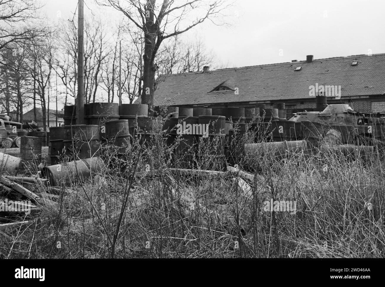 10.02.1992, Chemnitz, Russenkaserne aus der DDR Zeit, ehemaliges Militärkrankenhaus, Adelberth- Stifter- Weg, zurückgelassener gefährlicher Militärmüll, Krankenhausmüll, defekte Schützenpanzer. Nach dem Abzug der Sowjetischen Streitkräfte wurde die Gelände der stationierten Soldaten völlig vermüllt hinterlassen. Neben Schützenpanzern, LKW Karossen, Giftfässer, PKW Schrott usw. Militärschrott *** 10 02 1992, Chemnitz, caserne russe de l'ère RDA, ancien hôpital militaire, Adelberth Stifter Weg, déchets militaires dangereux laissés derrière, déchets hospitaliers, véhicules blindés de transport de troupes défectueux Afte Banque D'Images