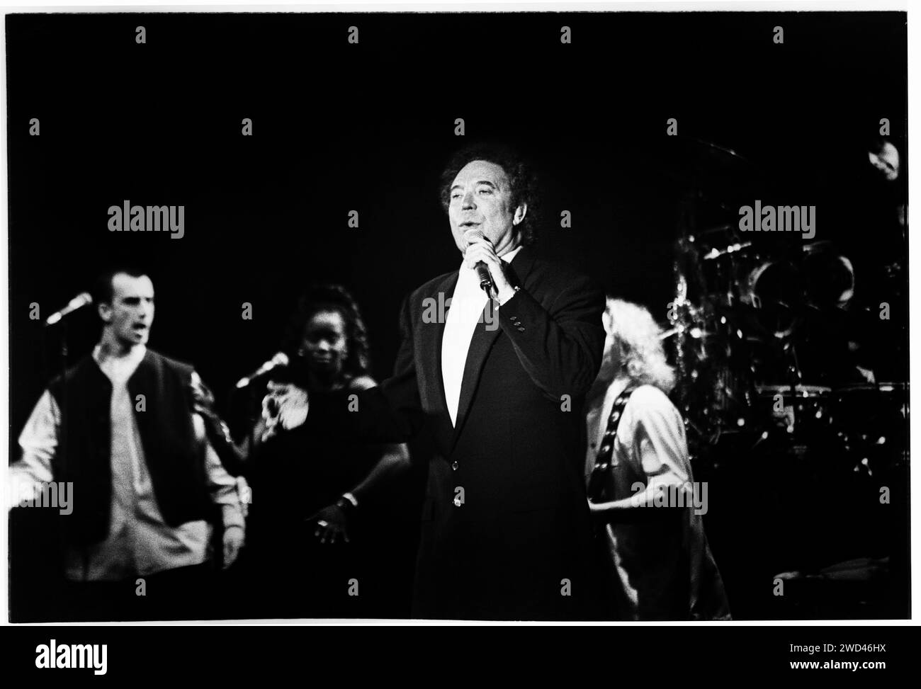 TOM JONES, CONCERT DE SA VILLE NATALE, 1994 : TOM JONES, légende galloise du chant, 54 ans, live à Cardiff International Arena CIA à Cardiff, pays de Galles, Royaume-Uni, le 2 novembre 1994. Photo : Rob Watkins. INFO : Tom Jones, né en 1940 au pays de Galles, est un chanteur gallois légendaire connu pour sa voix puissante et sa présence dynamique sur scène. Avec des tubes intemporels comme « It's Not Unusual » et « Delilah », Jones a connu une carrière prolifique couvrant plusieurs genres, consolidant son statut d'artiste emblématique. Banque D'Images