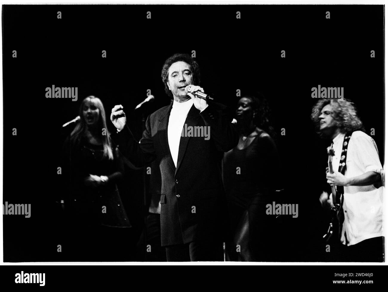 TOM JONES, CONCERT DE SA VILLE NATALE, 1994 : TOM JONES, légende galloise du chant, 54 ans, live à Cardiff International Arena CIA à Cardiff, pays de Galles, Royaume-Uni, le 2 novembre 1994. Photo : Rob Watkins. INFO : Tom Jones, né en 1940 au pays de Galles, est un chanteur gallois légendaire connu pour sa voix puissante et sa présence dynamique sur scène. Avec des tubes intemporels comme « It's Not Unusual » et « Delilah », Jones a connu une carrière prolifique couvrant plusieurs genres, consolidant son statut d'artiste emblématique. Banque D'Images