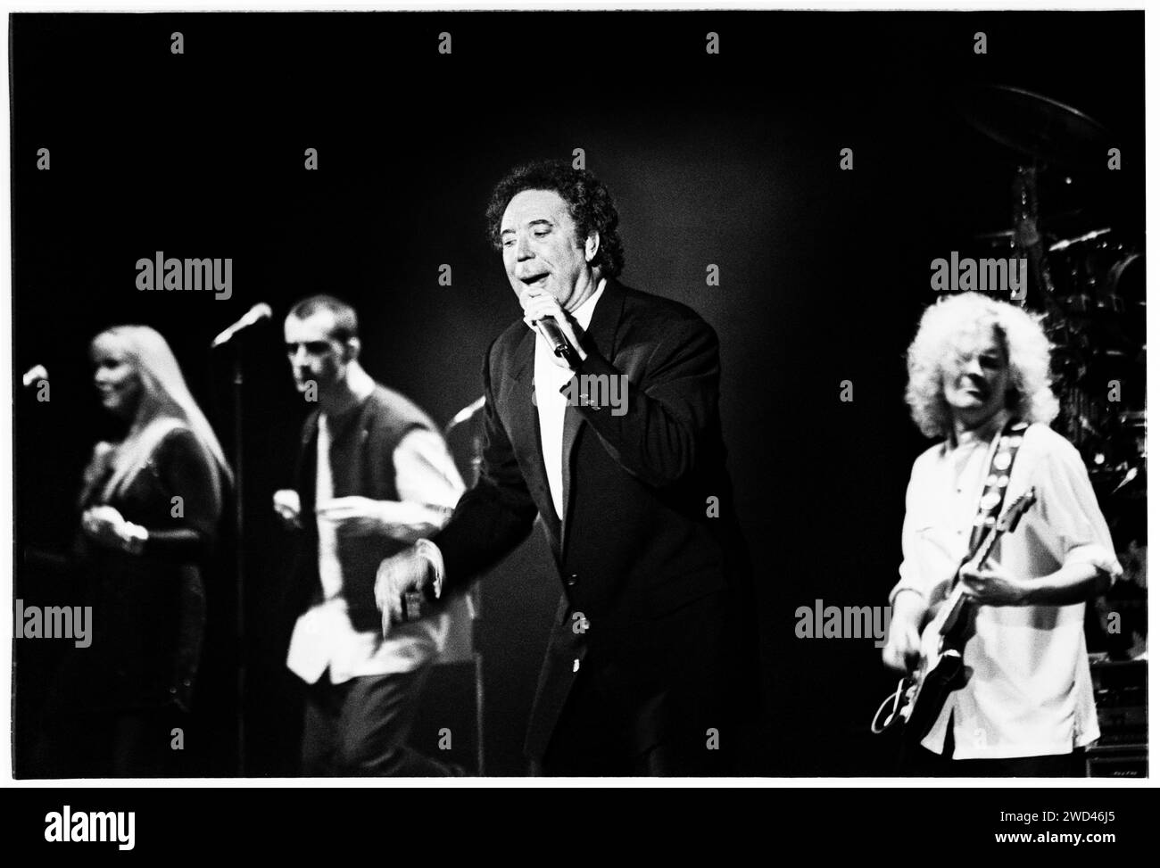 TOM JONES, CONCERT DE SA VILLE NATALE, 1994 : TOM JONES, légende galloise du chant, 54 ans, live à Cardiff International Arena CIA à Cardiff, pays de Galles, Royaume-Uni, le 2 novembre 1994. Photo : Rob Watkins. INFO : Tom Jones, né en 1940 au pays de Galles, est un chanteur gallois légendaire connu pour sa voix puissante et sa présence dynamique sur scène. Avec des tubes intemporels comme « It's Not Unusual » et « Delilah », Jones a connu une carrière prolifique couvrant plusieurs genres, consolidant son statut d'artiste emblématique. Banque D'Images