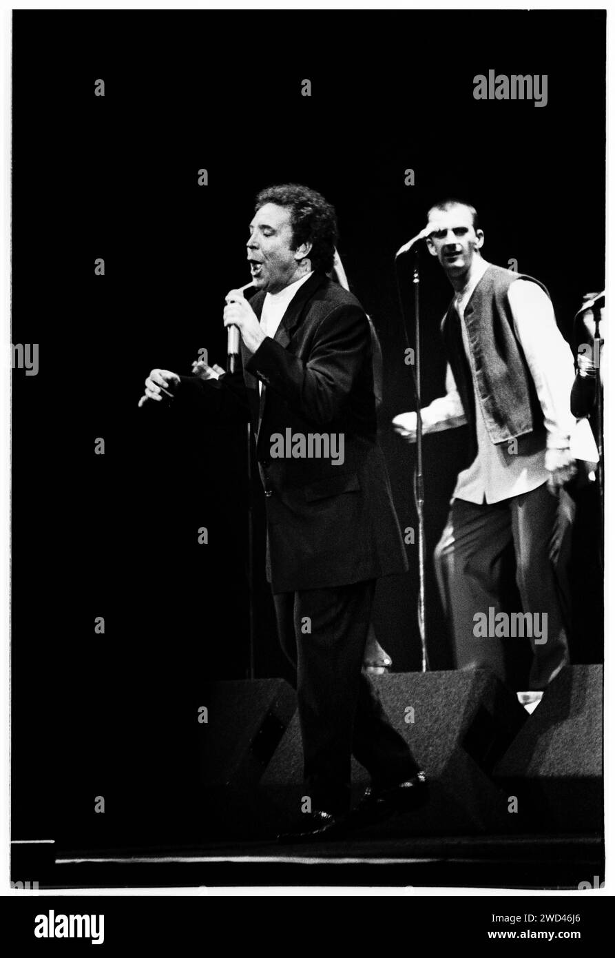 TOM JONES, CONCERT DE SA VILLE NATALE, 1994 : TOM JONES, légende galloise du chant, 54 ans, live à Cardiff International Arena CIA à Cardiff, pays de Galles, Royaume-Uni, le 2 novembre 1994. Photo : Rob Watkins. INFO : Tom Jones, né en 1940 au pays de Galles, est un chanteur gallois légendaire connu pour sa voix puissante et sa présence dynamique sur scène. Avec des tubes intemporels comme « It's Not Unusual » et « Delilah », Jones a connu une carrière prolifique couvrant plusieurs genres, consolidant son statut d'artiste emblématique. Banque D'Images