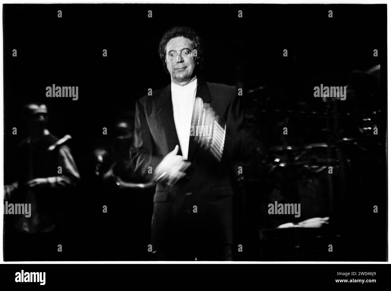 TOM JONES, CONCERT DE SA VILLE NATALE, 1994 : TOM JONES, légende galloise du chant, 54 ans, live à Cardiff International Arena CIA à Cardiff, pays de Galles, Royaume-Uni, le 2 novembre 1994. Photo : Rob Watkins. INFO : Tom Jones, né en 1940 au pays de Galles, est un chanteur gallois légendaire connu pour sa voix puissante et sa présence dynamique sur scène. Avec des tubes intemporels comme « It's Not Unusual » et « Delilah », Jones a connu une carrière prolifique couvrant plusieurs genres, consolidant son statut d'artiste emblématique. Banque D'Images