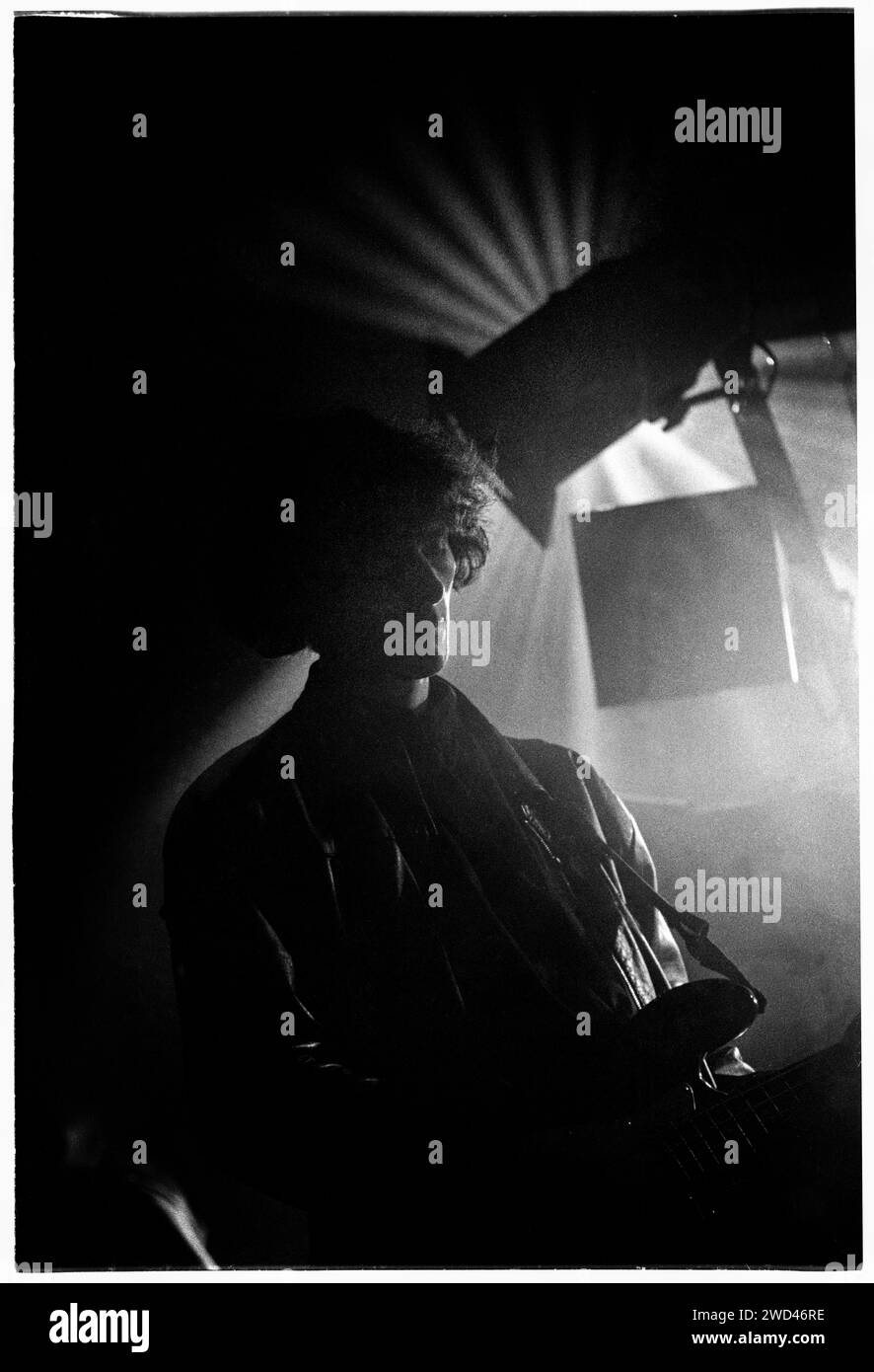 Sean Cook de Spiritualized joue au Bristol Trinity Centre le 7 juillet 1994. Photo : Rob Watkins. INFO : Spiritualized, formé en 1990 par Jason Pierce, est un groupe de space rock britannique. Leur son défiant le genre mélange rock, gospel et psychédélie, exploré dans des albums comme « Ladies and gentlemen We Are Floating in Space », présentant l'approche visionnaire de Pierce de la musique et de l'émotion. Banque D'Images