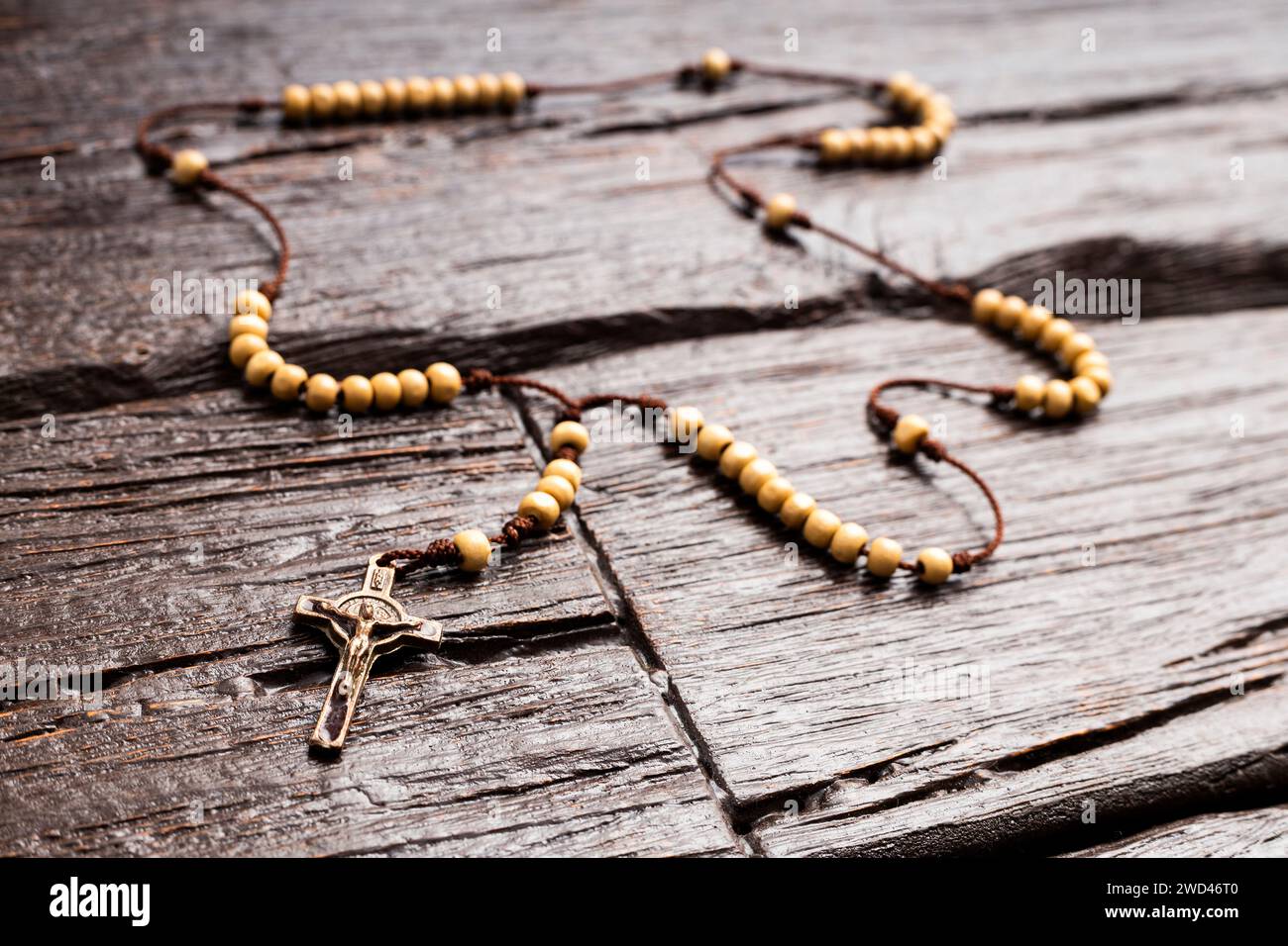 Collier Saint de rosaire catholique sur fond en bois Banque D'Images