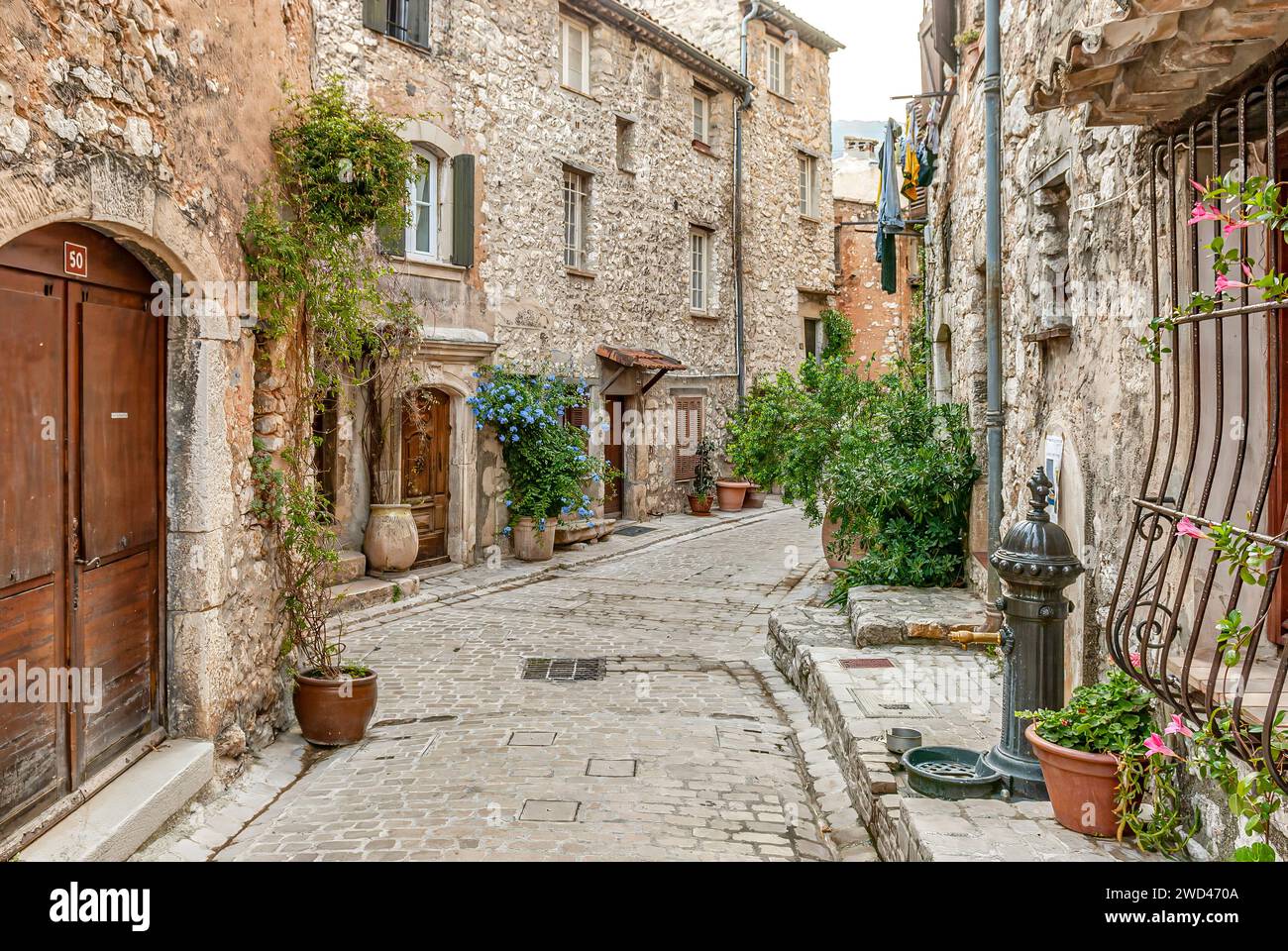 Maisons historiques dans la vieille ville de Tourrettes-sur-Loup à la Rivera française, France Banque D'Images