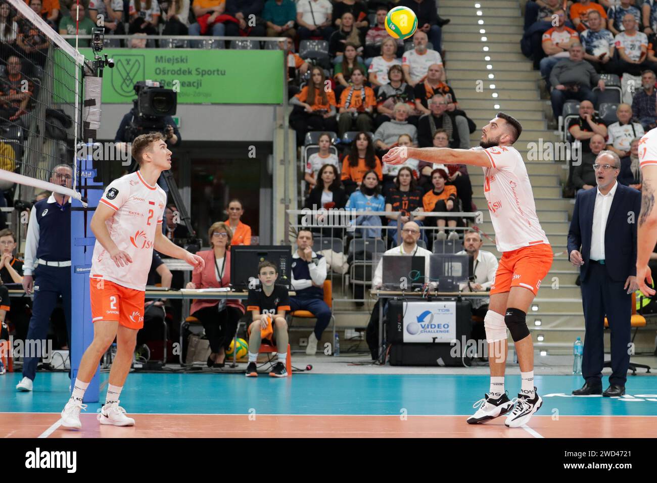 Jatrzebie Zdroj, Pologne. 17 janvier 2024. Edvins Skruders de Jastrzebski Wegiel (à gauche) et Ryan Joseph Sclater (à droite) vus en action lors du match de volley 2024 de la Ligue des champions CEV entre Jastrzebski Wegiel et SVG Luneburg à Hall ( jastrzebie-Zdroj). Score final ; Jastrzebski Wegiel 3:0 (25:17, 25:16, 25:19) SVG Luneburg. (Photo Grzegorz Wajda/SOPA Images/Sipa USA) crédit : SIPA USA/Alamy Live News Banque D'Images