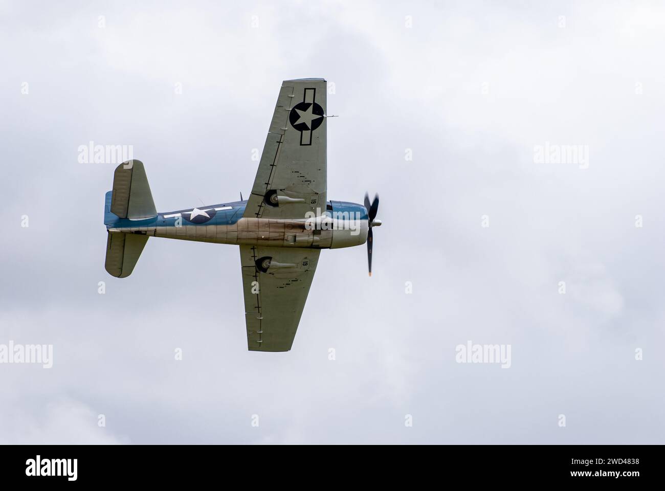 Grumman F6F Hellcat (immatriculation 19) avion de chasse WW2 au salon aérien de Duxford Flying Legends. Banque D'Images