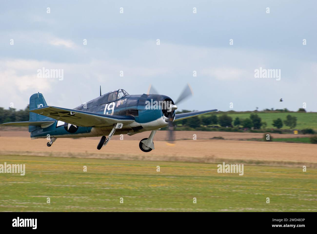 Grumman F6F Hellcat (immatriculation 19) avion de chasse WW2 au salon aérien de Duxford Flying Legends. Banque D'Images