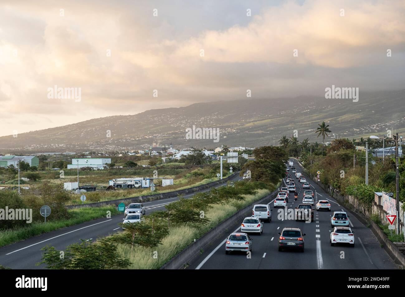 Un embouteillage aux heures de pointe, à la Réunion, Saint-Pierre. L'île de la Réunion souffre d'un trafic lourd, car les gens dépendent principalement des voyages et Banque D'Images