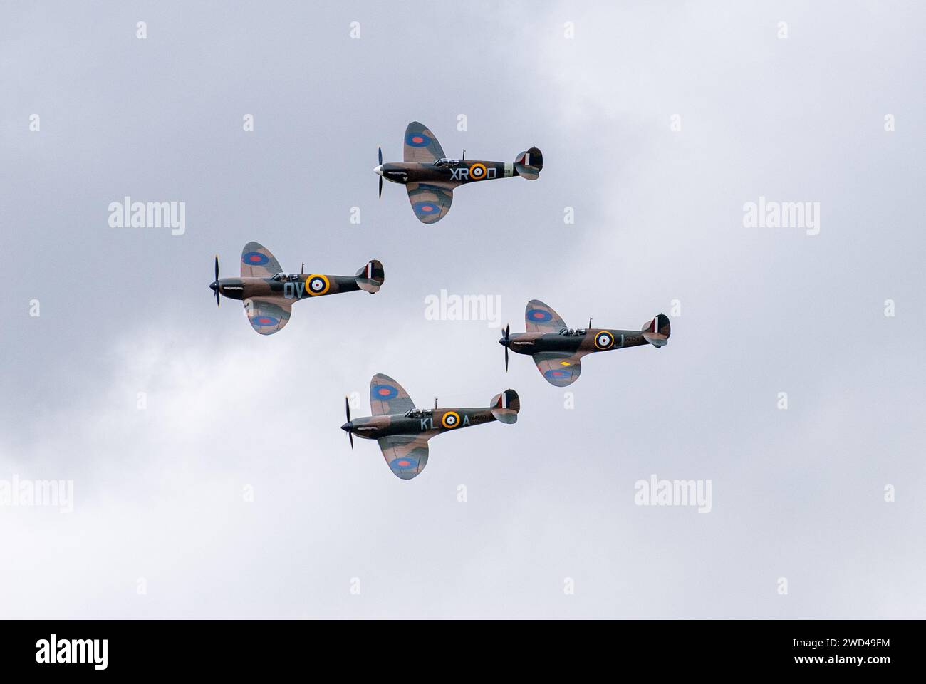 Combat de chiens de la formation Spitfire dans les nuages lors du spectacle aérien Flying Legends à Duxford. 11 écran spitfire Banque D'Images