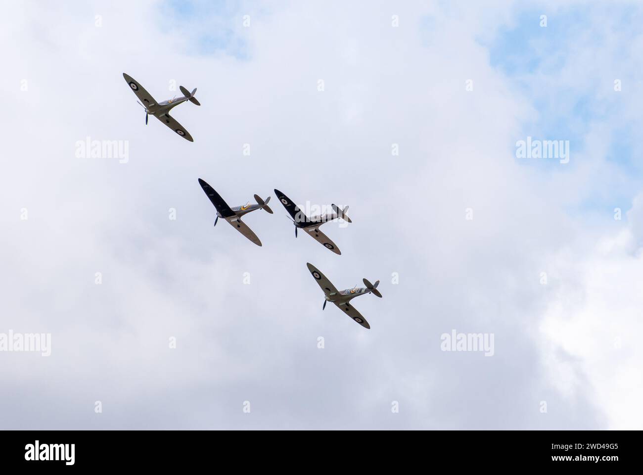Combat de chiens de la formation Spitfire dans les nuages lors du spectacle aérien Flying Legends à Duxford. 11 écran spitfire Banque D'Images
