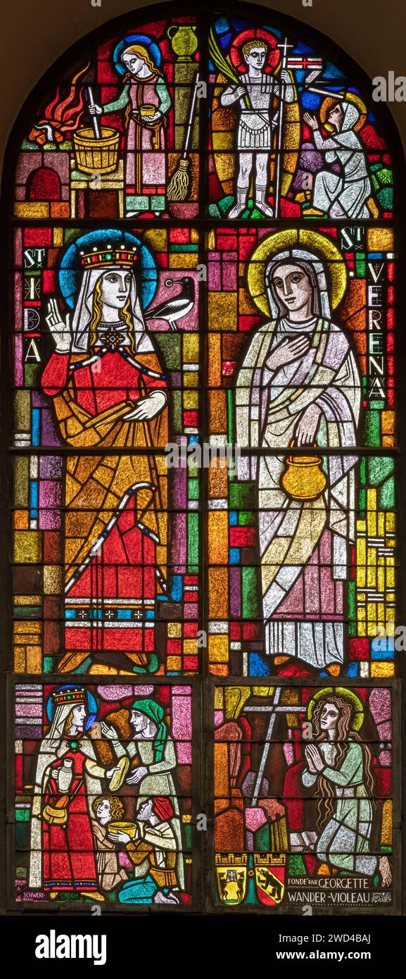 BERNE, SUISSE - JUNY 27, 2022 : The St. Verena et St. IDA sur le vitrail de l'église Dreifaltigkeitskirche par A. Schweri (1938). Banque D'Images
