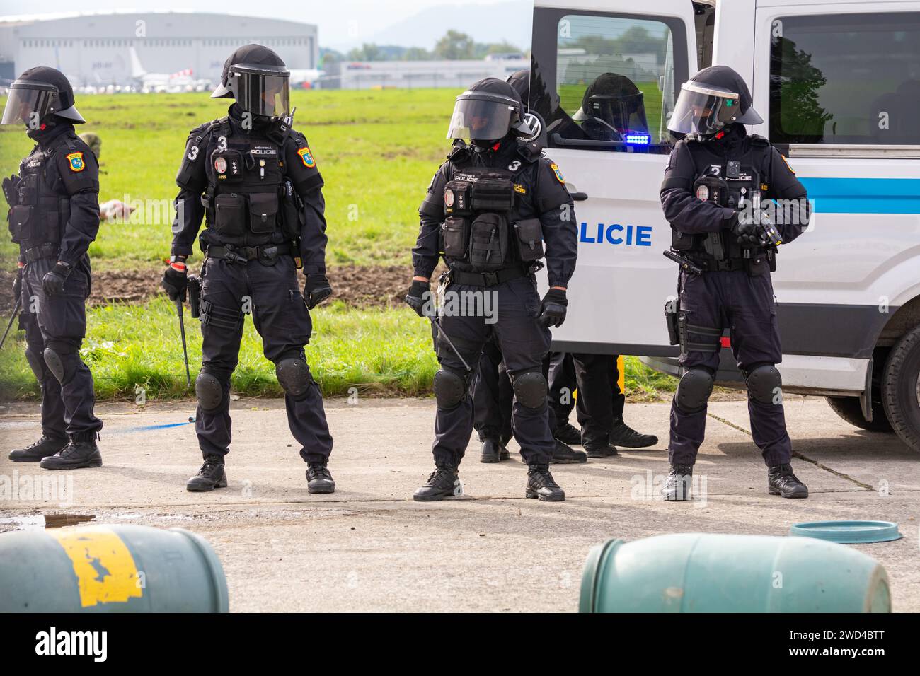 Policiers arrêtant les manifestants lors d'une émeute. La police de la ville de République tchèque městská politique en uniforme tactique lors d'une manifestation à Ostrava. Banque D'Images