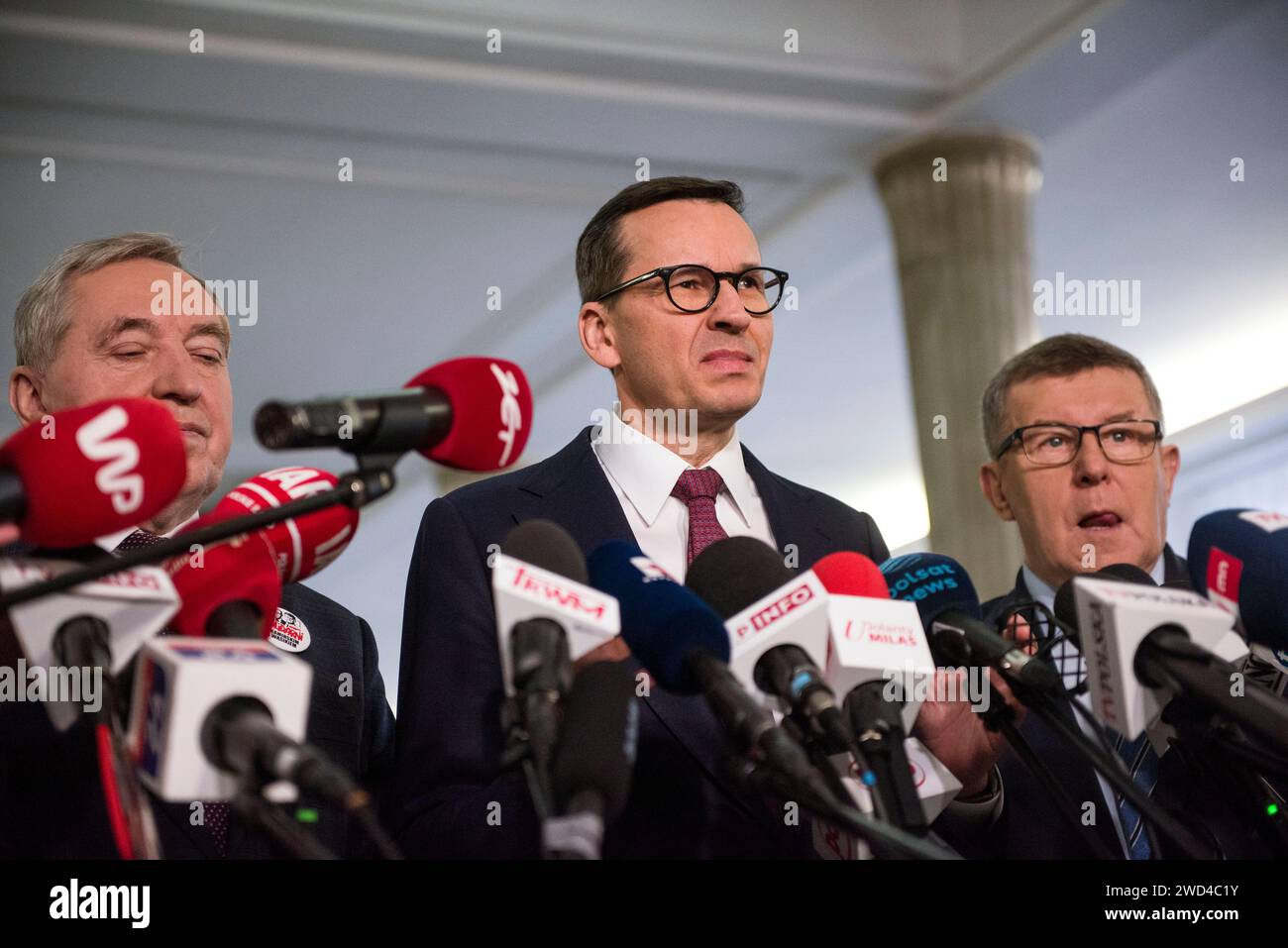 Varsovie, Pologne. 18 janvier 2024. Mateusz Morawiecki, ancien Premier ministre et membre du parti droit et Justice (PiS), prend la parole lors d'une conférence de presse à la Sejm - Chambre basse du Parlement. Continuation de la troisième session de la Chambre basse du Parlement polonais (Sejm) de la 10e législature. Crédit : SOPA Images Limited/Alamy Live News Banque D'Images