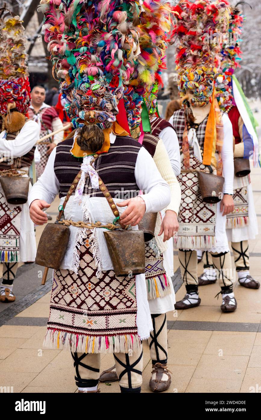 Danseurs masqués avec costumes brodés et grands masques colorés au Surva International Mascarade and Mummers Festival à Pernik, Bulgarie, eu Banque D'Images