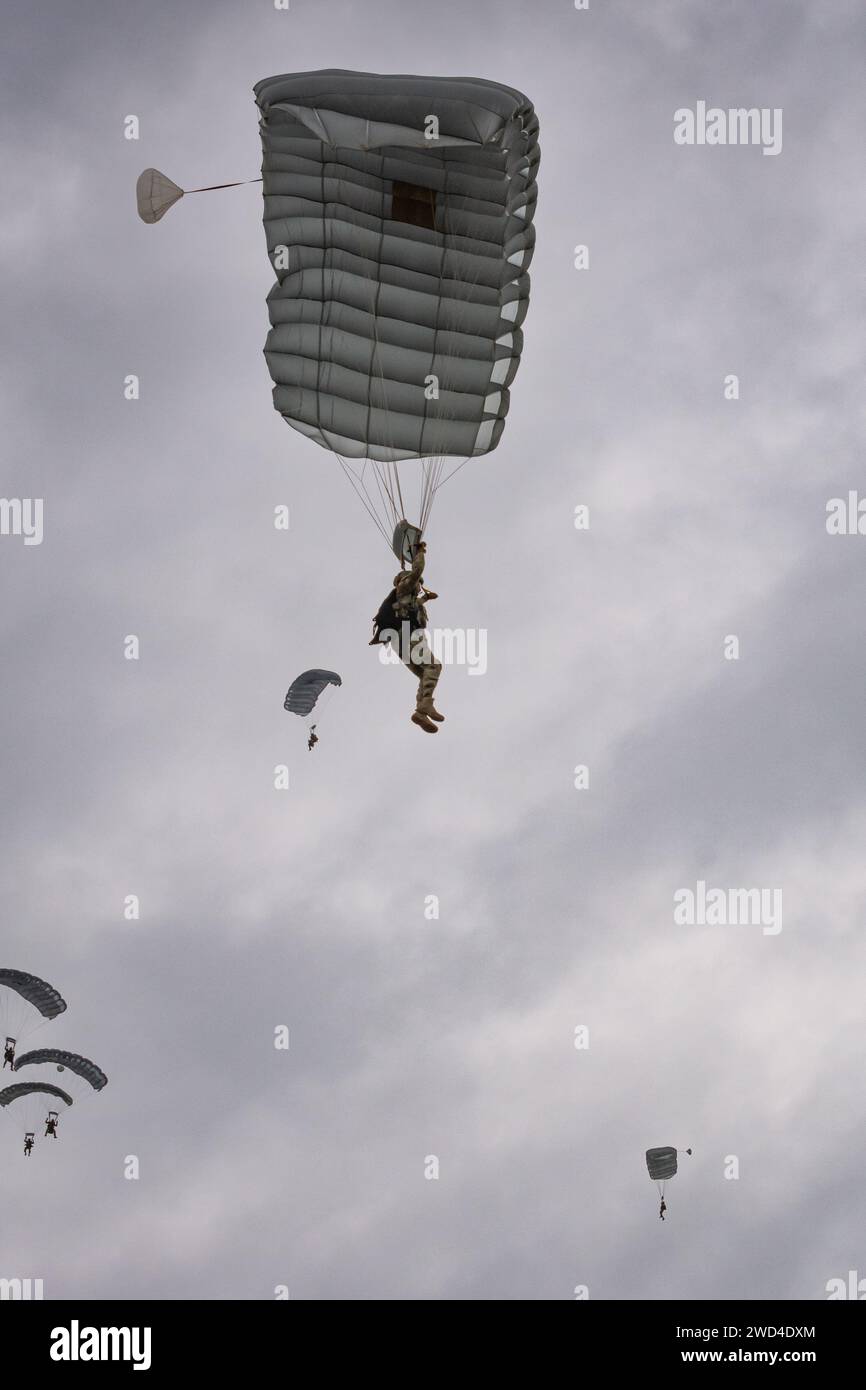 Les forces spéciales polonaises JW AGAT Paradirop tactique HALO au salon aérien des journées de l'OTAN à l'aéroport de Leoš Janáček. Soldats dans un exercice de reconstitution de jeu de guerre Banque D'Images