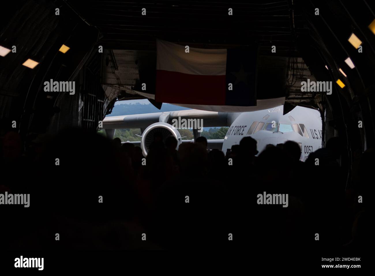Vue de l'intérieur d'un bombardier B-52 Stratofortress regardant hors de la rampe de chargement vers le nez d'un C-17 Globemaster de l'USAF (0057) Banque D'Images