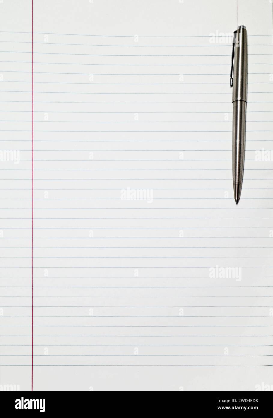 Un stylo à bille sur un morceau de papier doublé. Avec espace pour votre propre texte Banque D'Images