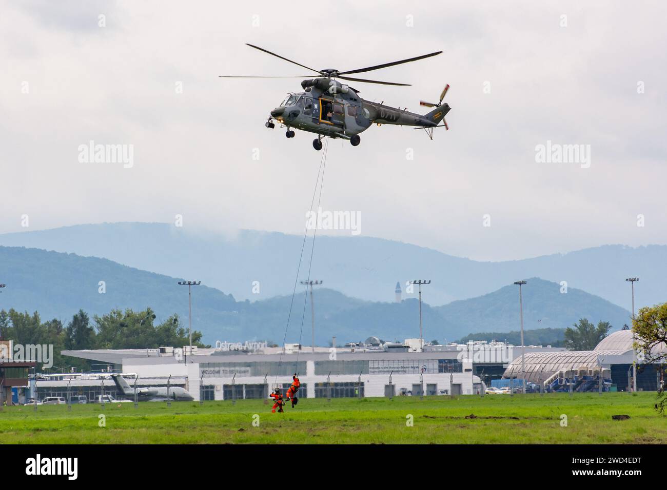 PZL W-3 Sokół hélicoptère exploité par l'armée de l'air tchèque (Vzdušné síly) effectuant un exercice de mission de sauvetage à Ostrava. L'hélicoptère évacue les gens Banque D'Images