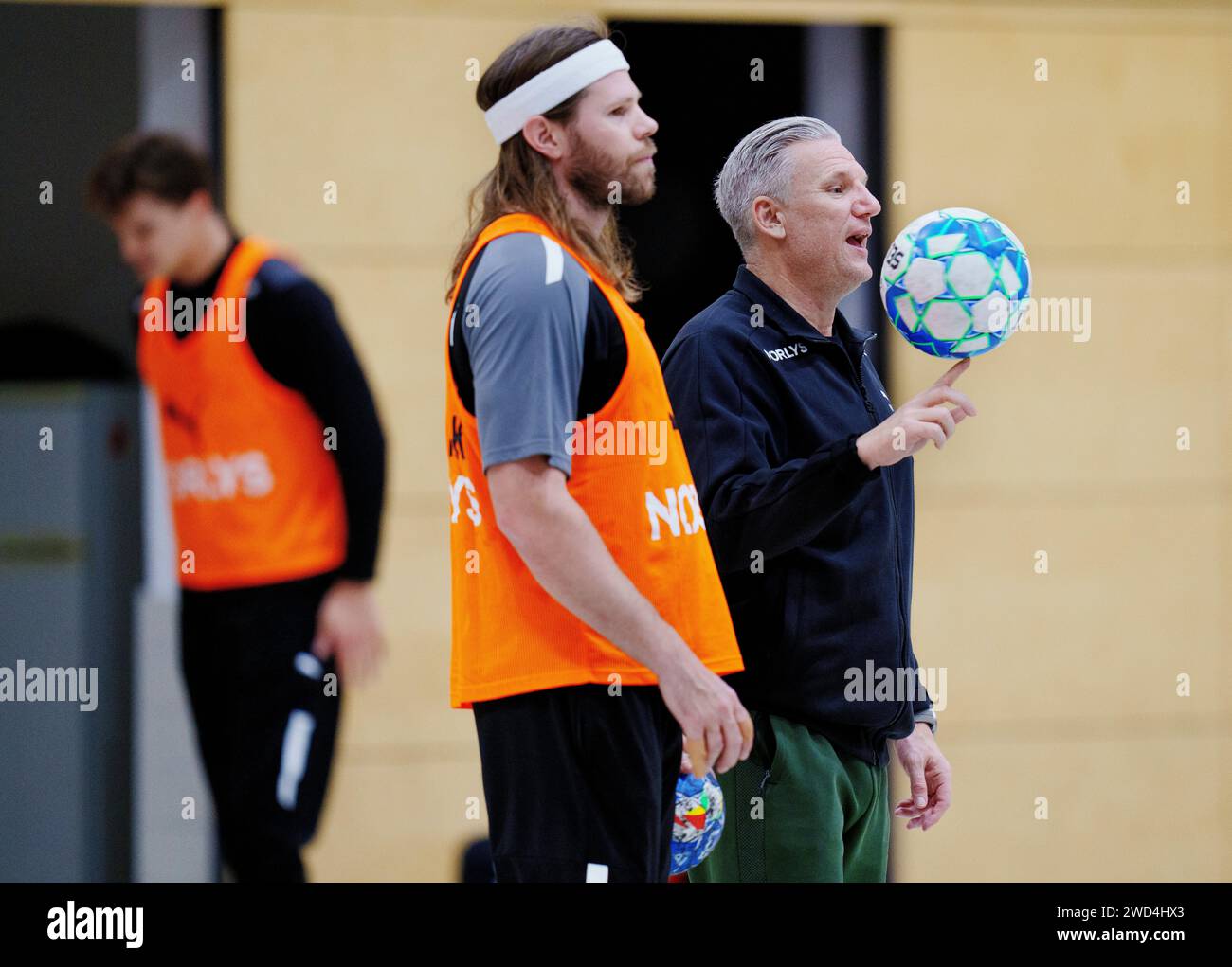 L'entraîneur national danois Nikolaj Jacobsen et Mikkel Hansen lors de la conférence de presse et de l'entraînement de l'équipe nationale masculine de handball à Hambourg le jeudi 18 janvier 2024. Banque D'Images