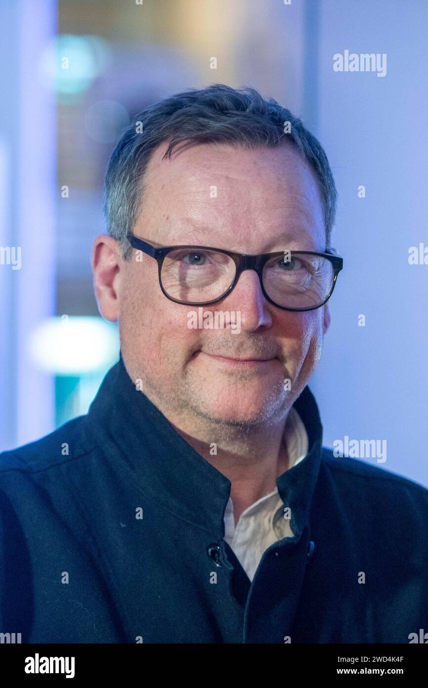 Mayence, Allemagne. 18 janvier 2024. L'acteur Matthias Brandt se tient dans le foyer du Théâtre national de Mayence. Il a ensuite été honoré avec la médaille Carl Zuckmayer. Crédit : Helmut Fricke/dpa/Alamy Live News Banque D'Images