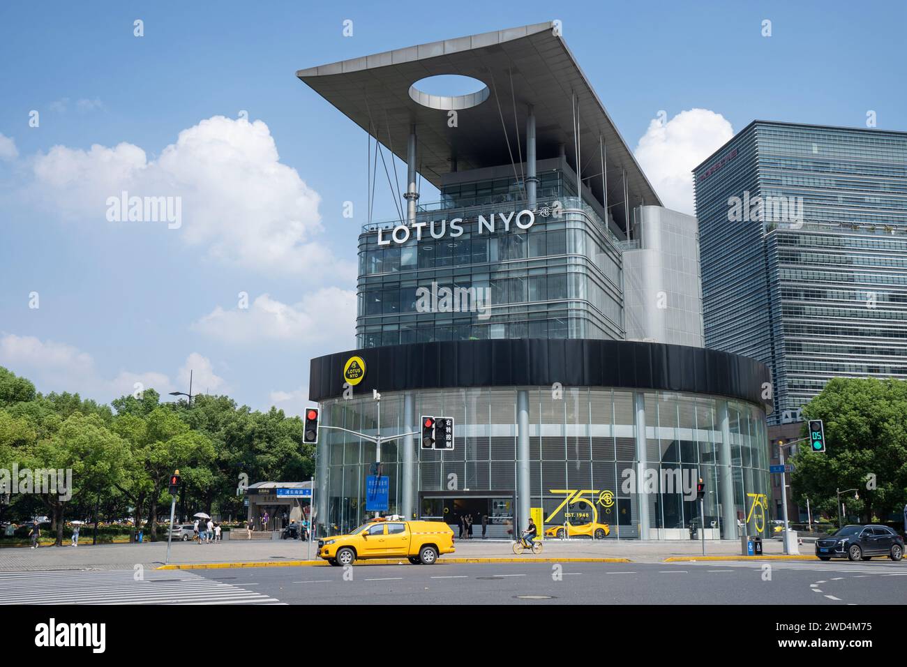 Vue de face du magasin phare Lotus NYO Experience à Shanghai, en Chine, vu le lundi 21 août 2023. Banque D'Images