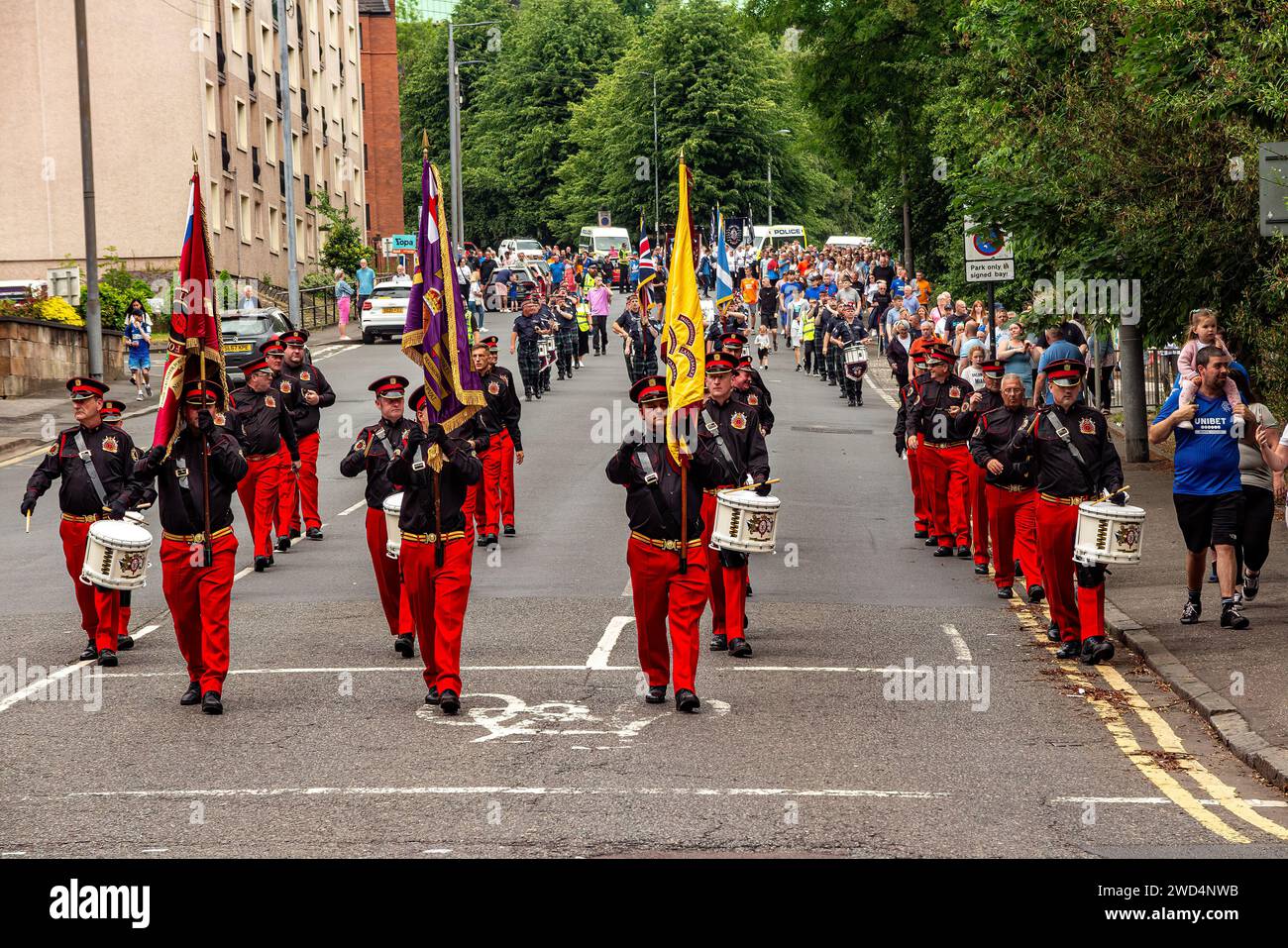 Orange Walk marchant à travers Townhead à Glasgow. Banque D'Images