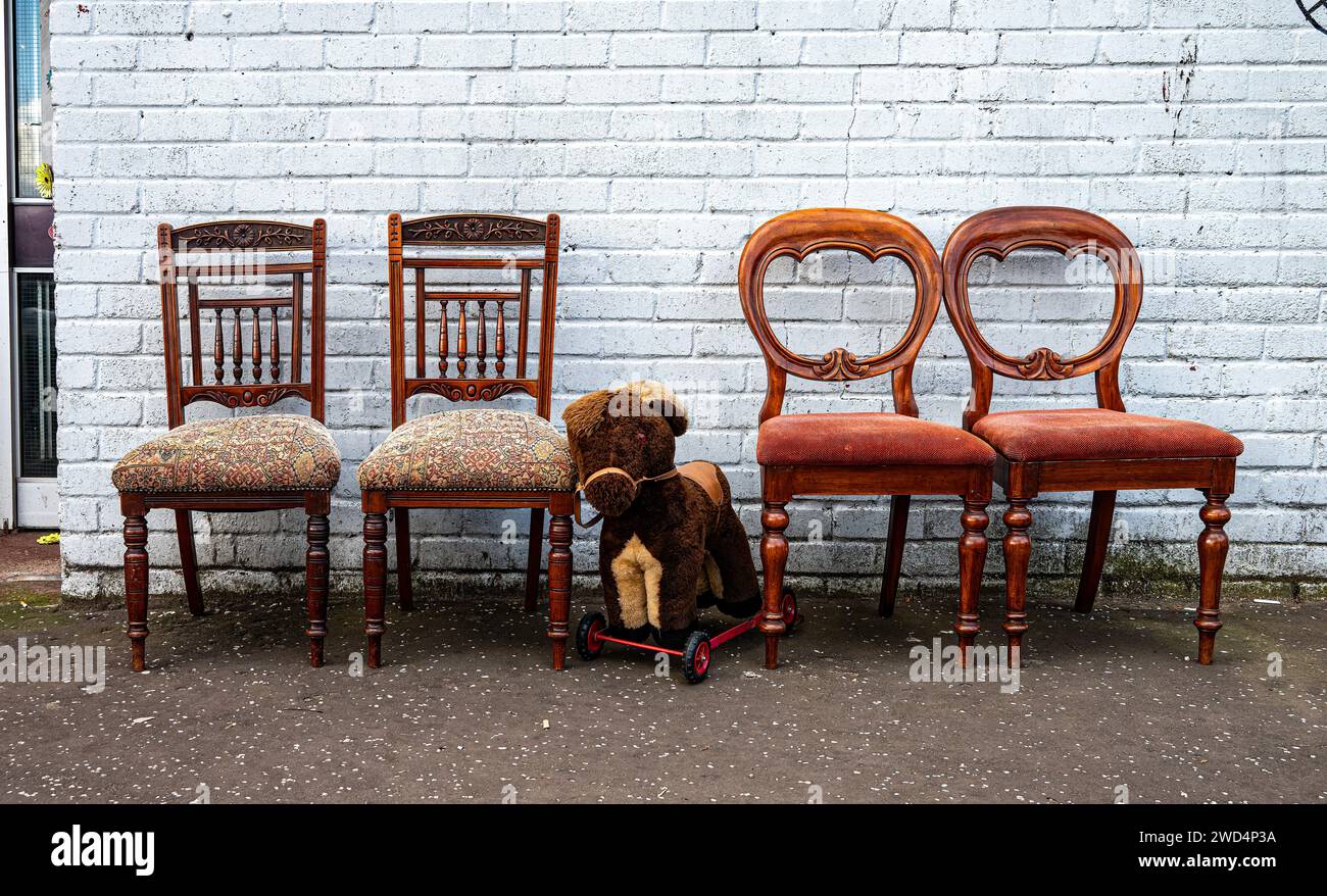 Chaises de salle à manger à vendre au marché extérieur Barras à Glasgow. Banque D'Images