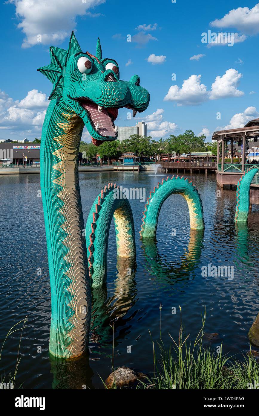 Disney Springs Lego Sea serpent appelé Brickley, souvent considéré comme le monstre du Loch Ness. Banque D'Images