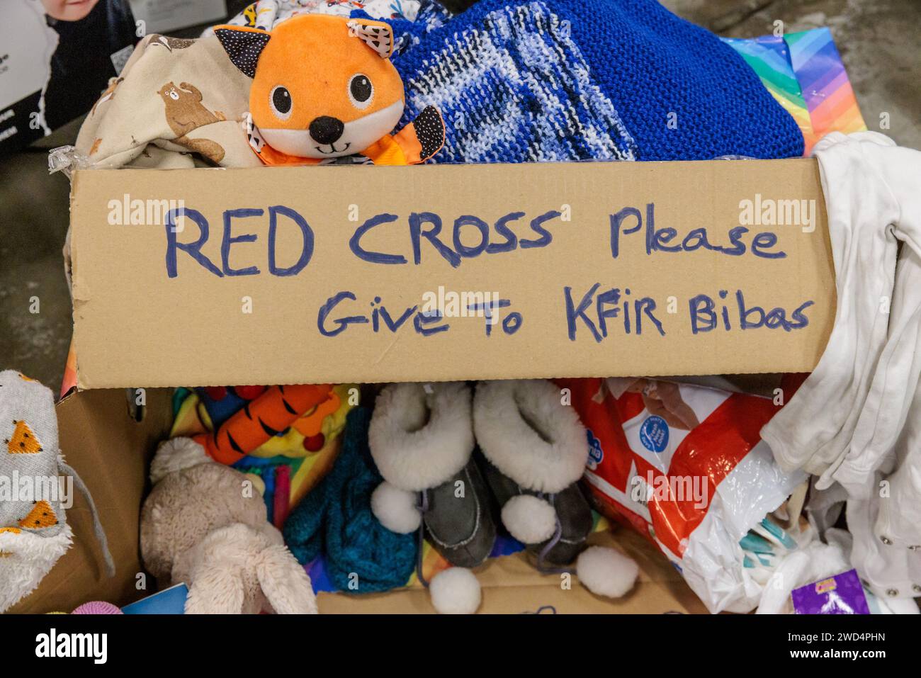 Siège de la Croix-Rouge, Londres, Royaume-Uni. 18 janvier 2024. Une veillée organisée devant la Croix-Rouge britannique à Londres pour marquer le 1e anniversaire de Kfir Bibas, qui, à seulement 9 mois, était le plus jeune des 253 otages pris à Gaza par le Hamas et d'autres groupes militants lors des attaques terroristes contre Israël le 7 octobre 2023. Kfir, ainsi que son frère de 4 ans, sa mère et son père, sont détenus captifs à Gaza depuis 104 jours. La Croix-Rouge n’a rendu visite à aucun des otages pendant qu’ils étaient en captivité. Photo par Amanda Rose/Alamy Live News Banque D'Images