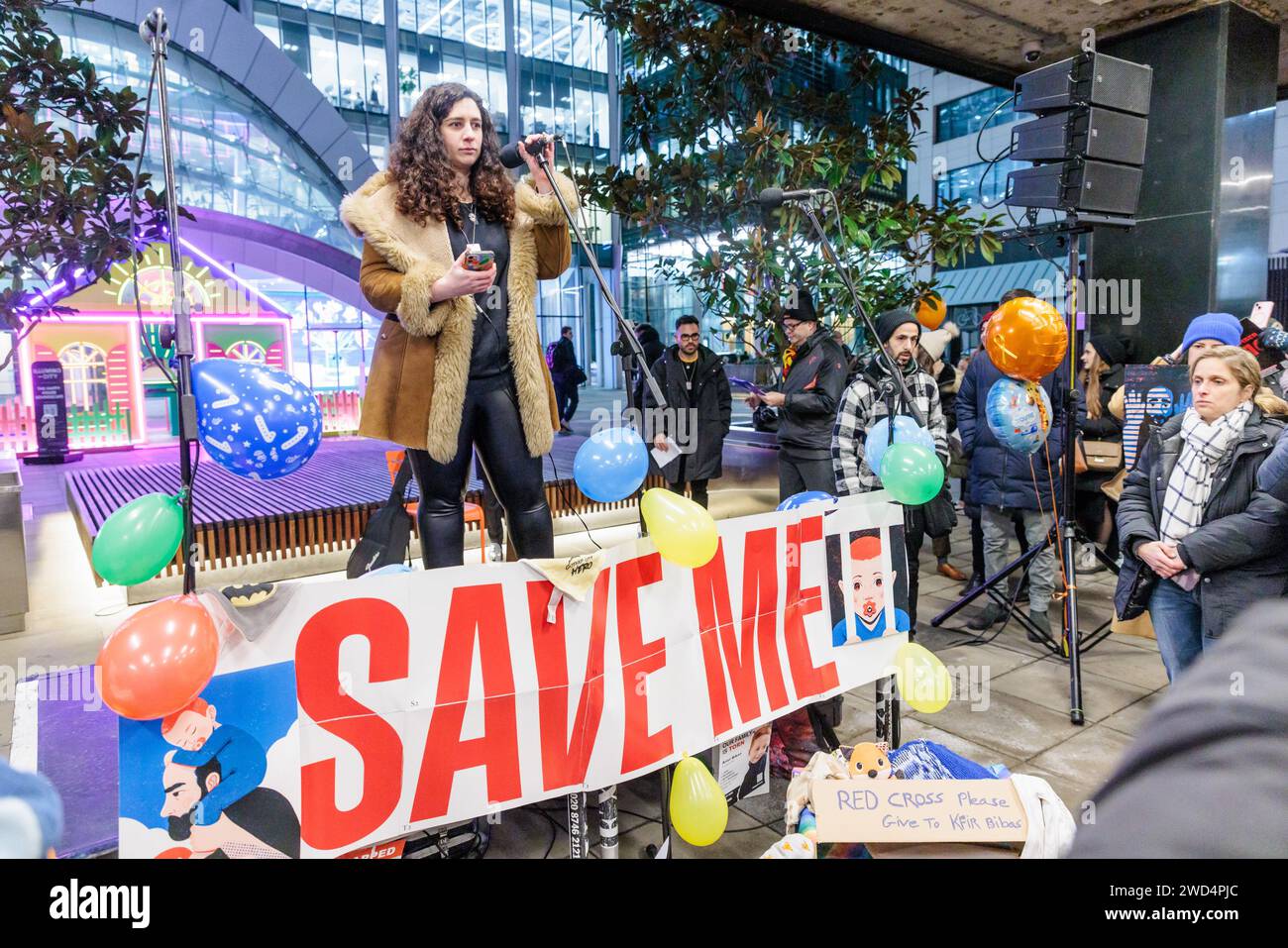 Siège de la Croix-Rouge, Londres, Royaume-Uni. 18 janvier 2024. Une veillée organisée devant la Croix-Rouge britannique à Londres pour marquer le 1e anniversaire de Kfir Bibas, qui, à seulement 9 mois, était le plus jeune des 253 otages pris à Gaza par le Hamas et d'autres groupes militants lors des attaques terroristes contre Israël le 7 octobre 2023. Kfir, ainsi que son frère de 4 ans, sa mère et son père, sont détenus captifs à Gaza depuis 104 jours. La Croix-Rouge n’a rendu visite à aucun des otages pendant qu’ils étaient en captivité. Photo par Amanda Rose/Alamy Live News Banque D'Images