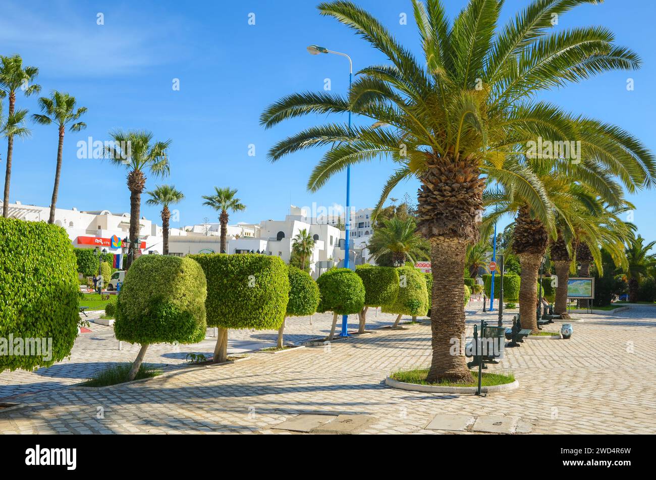 Port El Kantaoui, Sousse, Tunisie. La place principale en face de la porte menant à la marina. Banque D'Images
