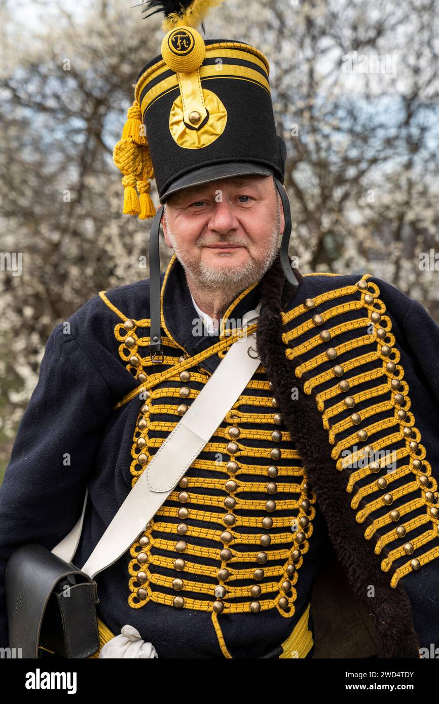 Un traditionaliste vêtu de vêtements hussards. La bataille de Tapiobicske est la révolution de 1848-49 et la guerre d'indépendance. Tápióbicske - Hongrie 04.04. Banque D'Images