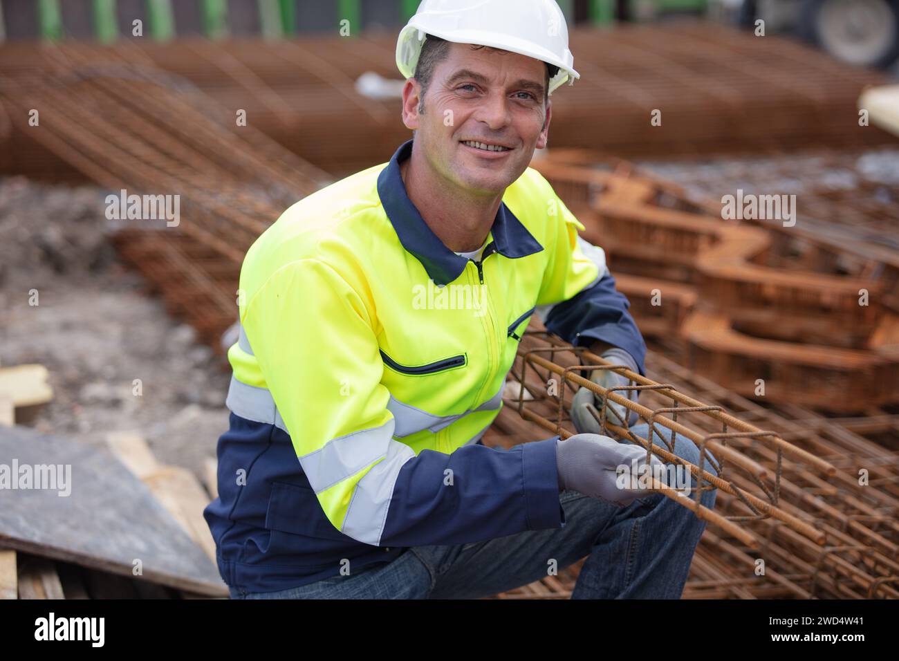 travailleur de la construction sur le chantier de construction assemblant des faussetés Banque D'Images