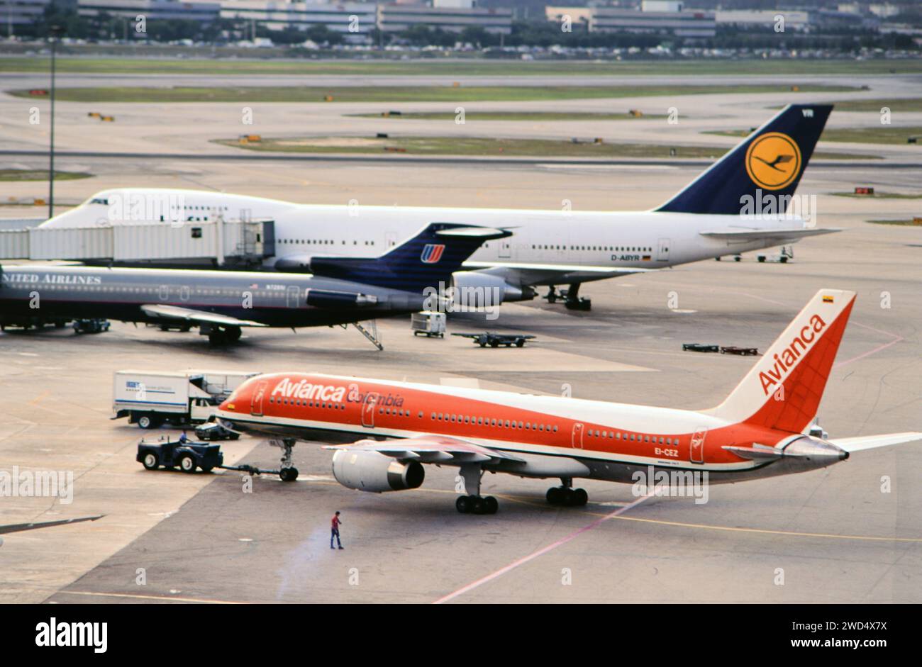 Aéroport international de Miami : un avion Avianca Airlines sur le tarmac et des avions United Airlines et Lufthansa stationnés aux portes d'embarquement à MIA ca. 1994-1997. Veuillez créditer la photographe Joan Iaconetti. Banque D'Images