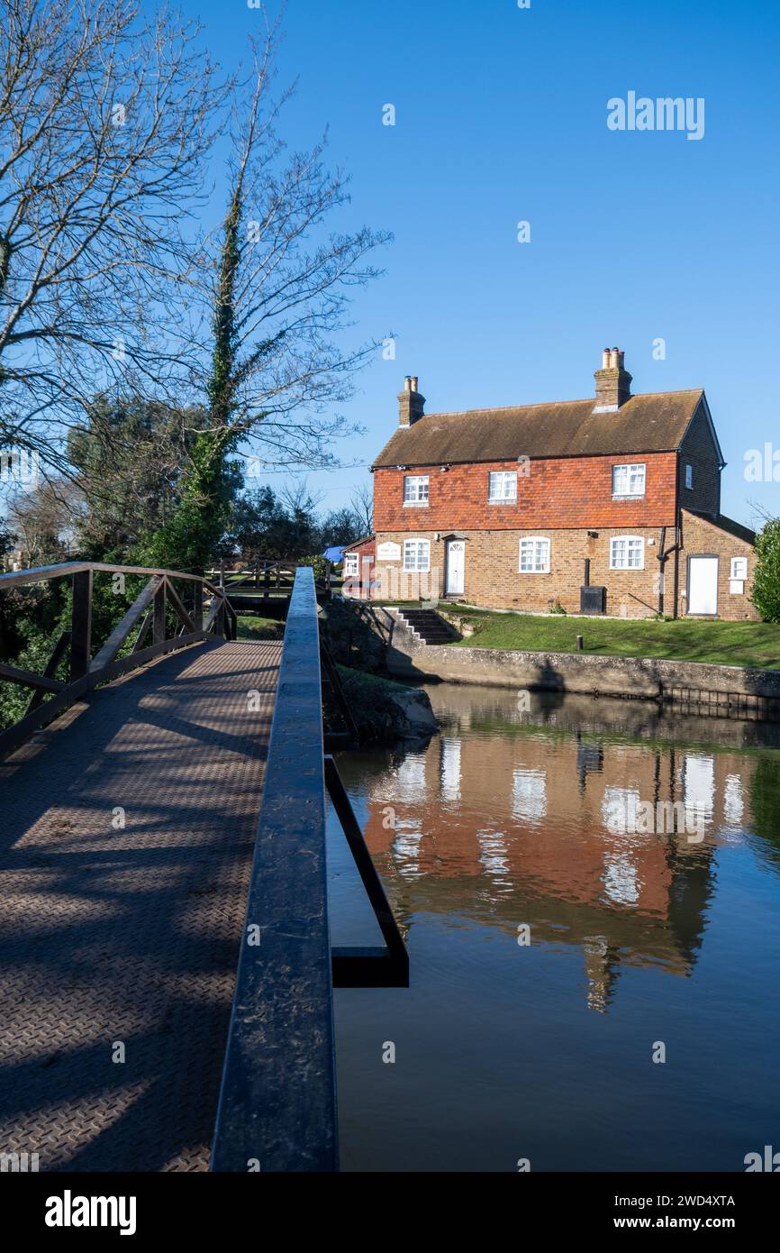 Stoke Lock et chalet sur la rivière Wey & Navigations près de Guildford, Surrey, Angleterre, Royaume-Uni, sur une journée ensoleillée d'hiver Banque D'Images