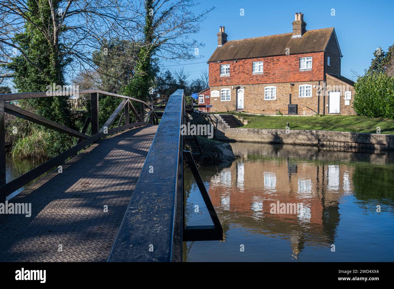 Stoke Lock et chalet sur la rivière Wey & Navigations près de Guildford, Surrey, Angleterre, Royaume-Uni, sur une journée ensoleillée d'hiver Banque D'Images