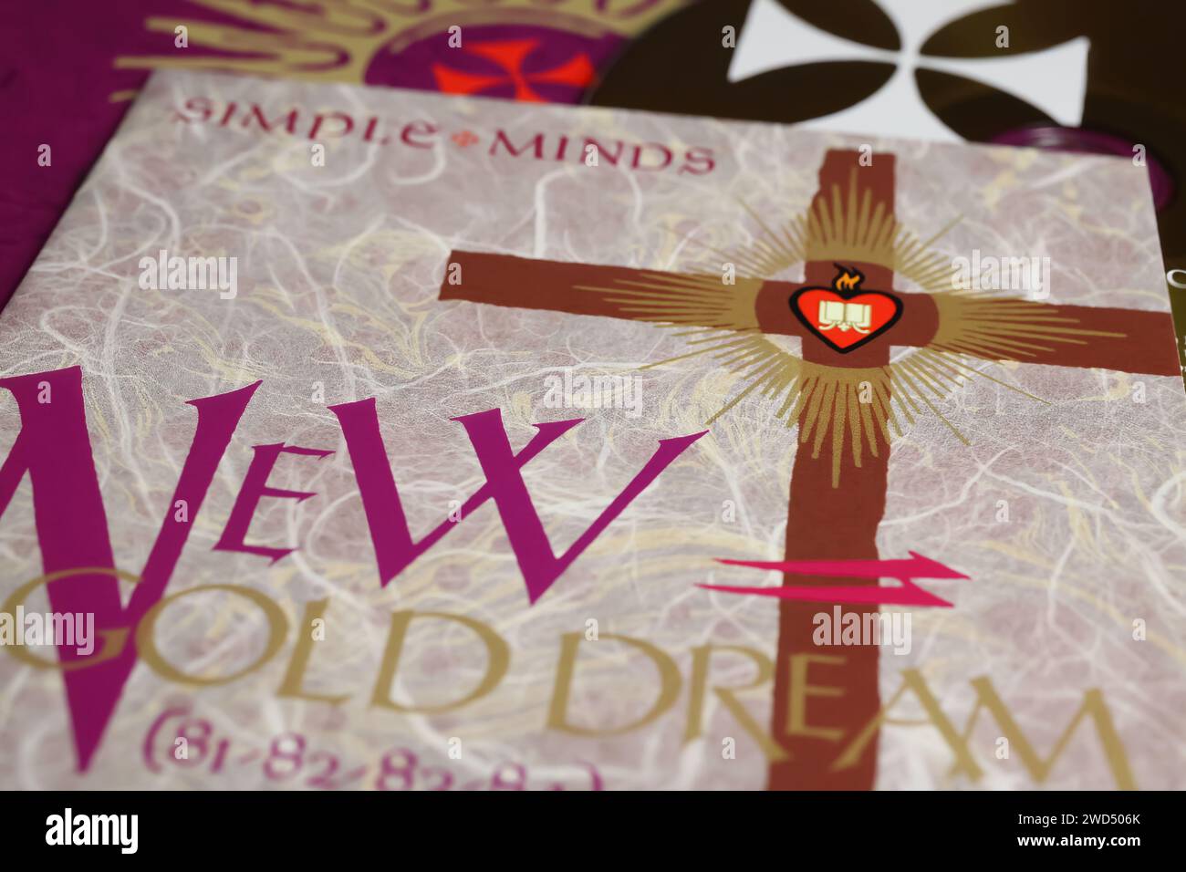 Viersen, Allemagne - janvier 9. 2023 : gros plan de la couverture de l'album du groupe de rock simple Minds New Gold Dream de 1982 Banque D'Images