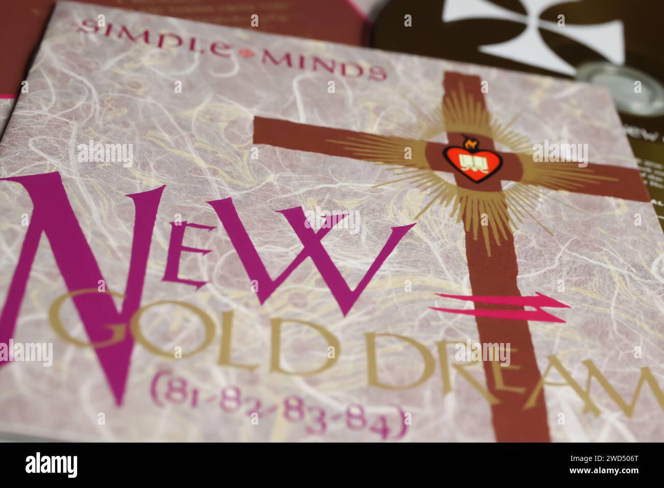 Viersen, Allemagne - janvier 9. 2023 : gros plan de la couverture de l'album du groupe de rock simple Minds New Gold Dream de 1982 Banque D'Images