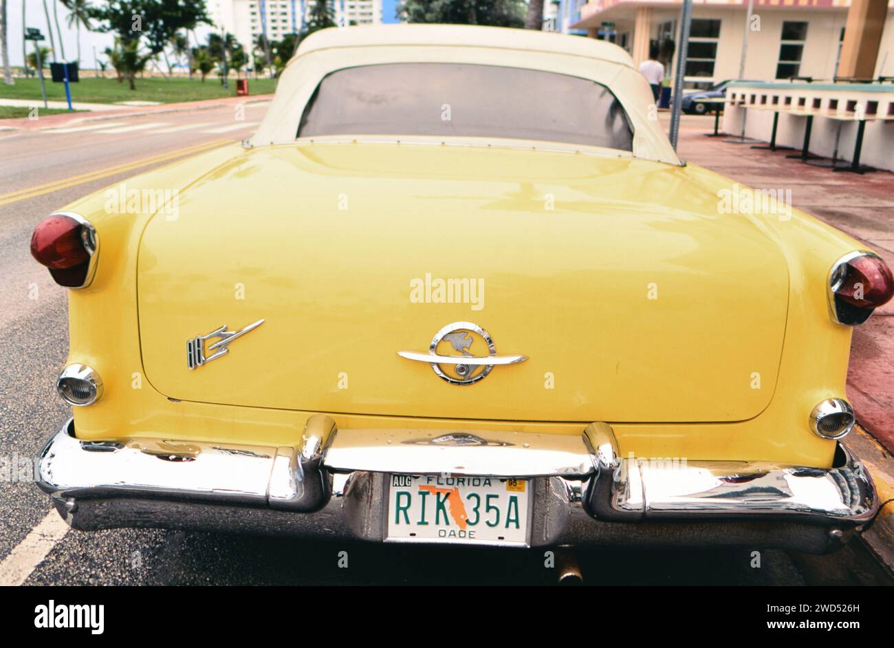 Une Oldsmobile Rocket 88 jaune (voiture de l'ère des années 1950) garée sur la rue le long de Ocean Avenue à Miami Beach Floride ca. 1996-1997. Veuillez créditer la photographe Joan Iaconetti. Banque D'Images