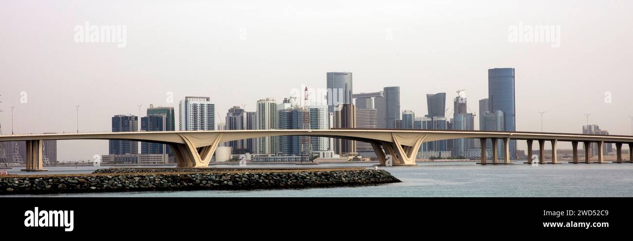 Pont Sheikh Zayed et horizon d'Abu Dhabi vus de l'île Al Saadiyat Banque D'Images