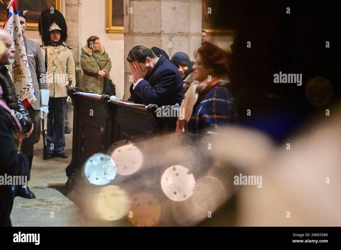Église Saint Vitus, Cesky Krumlov. 18 janvier 2024. Requiem ducal pour l'ancien ministre des Affaires étrangères Karel Schwarzenberg en présence de Schwarzenberg Grenadier Guard, famille de Schwarzenberg (belle-fille de Schwarzenberg Francesca et neveu Ferdinand, au centre) à l'église Saint Vitus, Cesky Krumlov, République tchèque, le 18 janvier 2024. Karel Schwarzenberg, sénateur, chancelier du bureau présidentiel de Vaclav Havel et membre de l'une des plus anciennes familles nobles d'Europe, est décédé à Vienne le 12 novembre. Il avait 85 ans. Crédit : Vaclav Pancer/CTK photo/Alamy Live News Banque D'Images